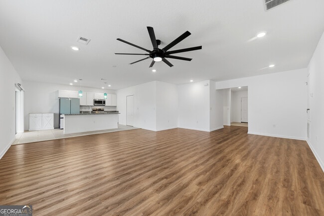 Photo - 131 College St