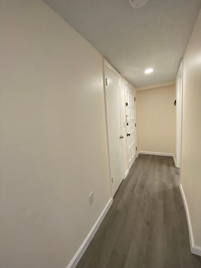 NEWLY RENOVATED 2 BED 2 BATH CONDO NEAR UC... House Rental in