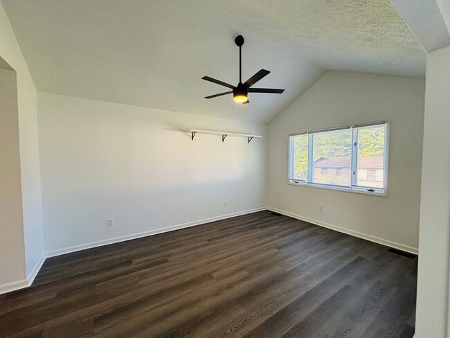 Building Photo - 3 Bedroom, 2 Bath Duplex Rental