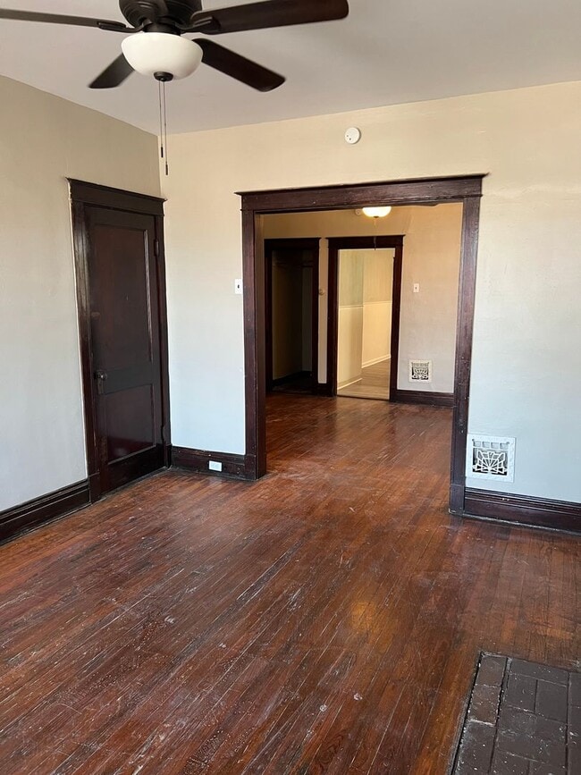Building Photo - Charming 2nd Floor, 1 bd with new bath. Be... Unit 3148-2FL Rental
