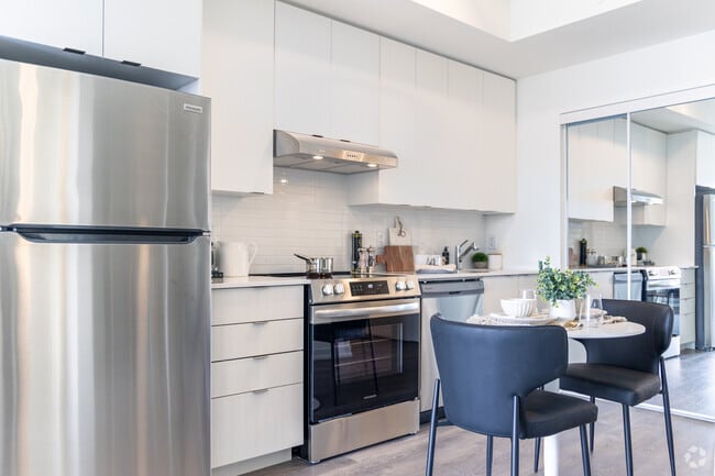 2BR, 2BA - 713SF - Kitchen