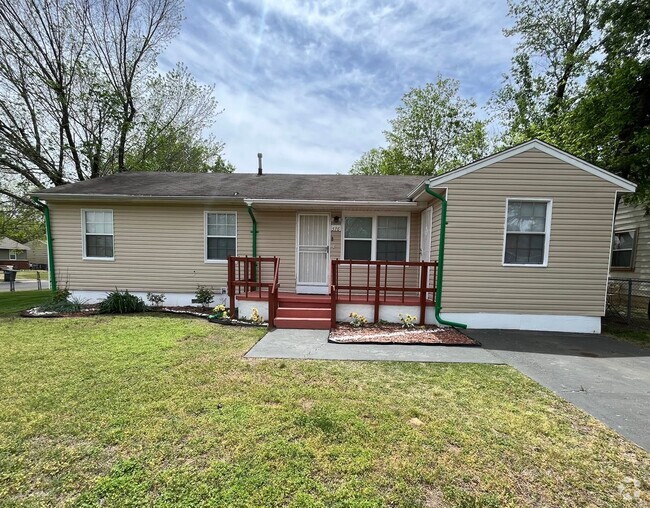 Building Photo - 4 bedroom 2 bath! Rental