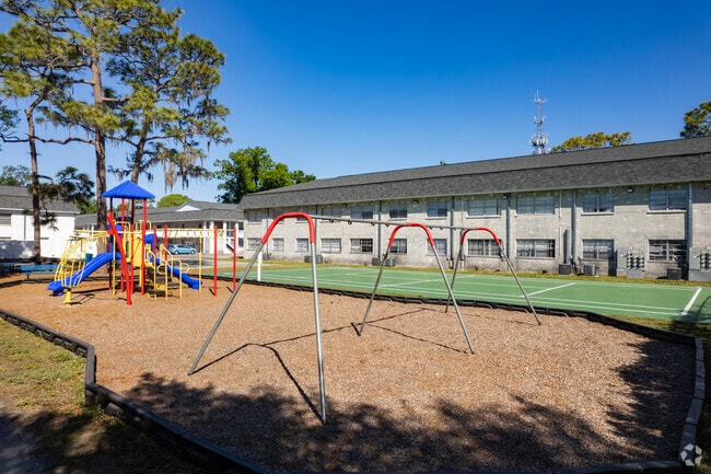 Parque infantil - 2002 Colonial Parc Dr Tampa, FL 33612