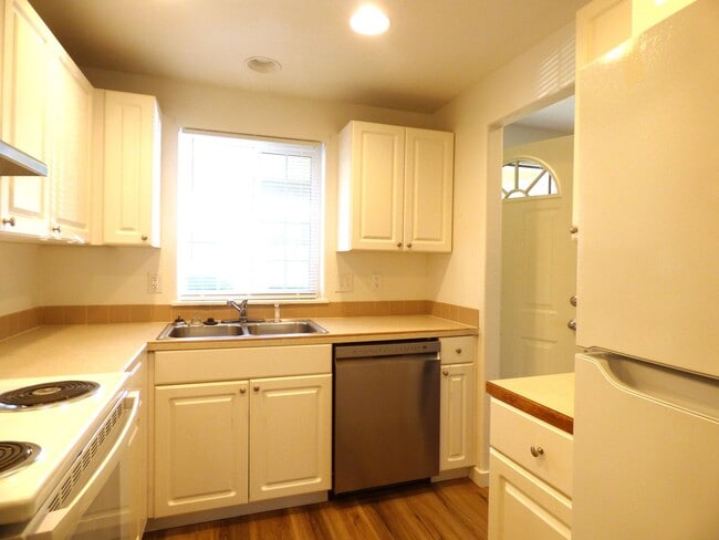 Photo - 3 bed 2 bath Duplex Unit 4192-102