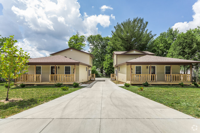 Exterior - Buildings - Regency Court Apartments