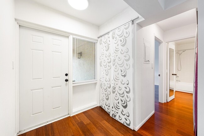 800 Hudson Ave
