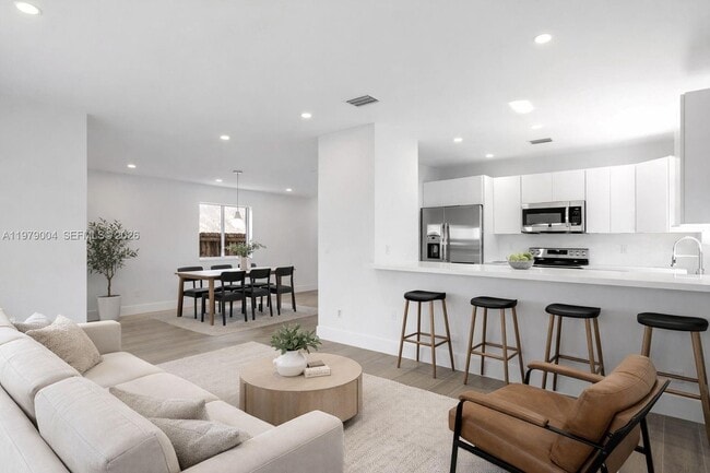 Building Photo - 354 NE 35th Ave