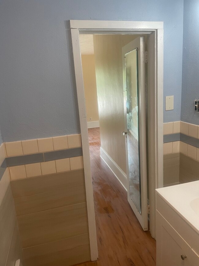 Photo - 114 N Helme Pl
