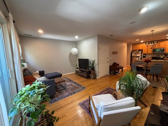 Open concept living room to kitchen - 1241 N Maplewood Ave Unit 2 Rental