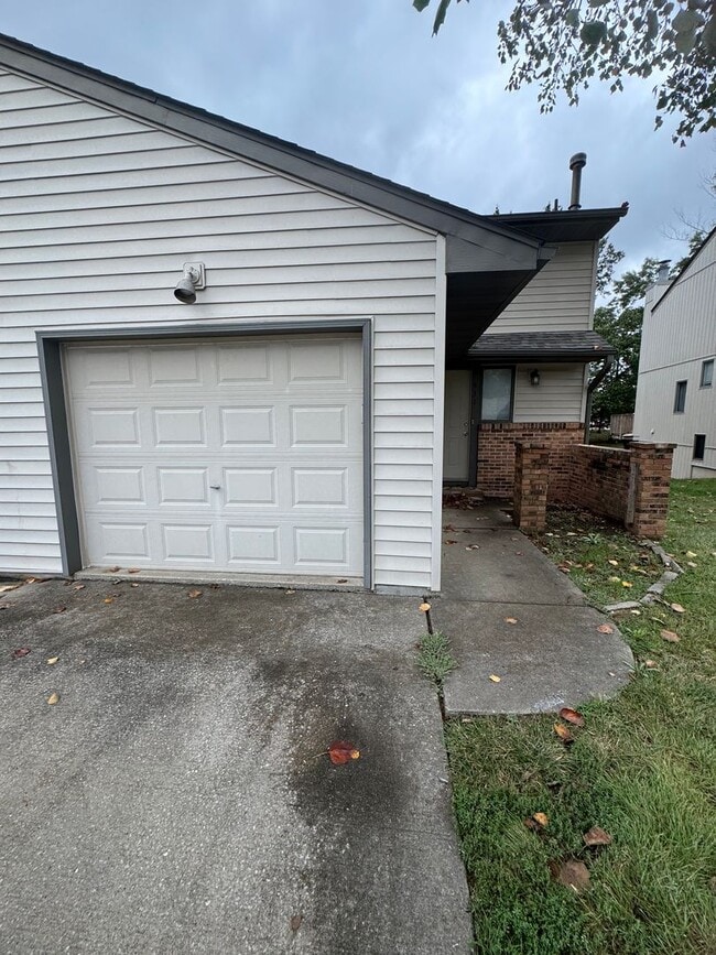 Building Photo - 4 bed 3.5 bath duplex Rental