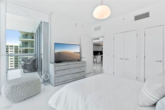 6899 Collins Ave