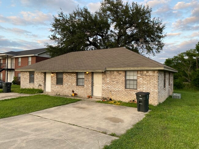 Building Photo - 1504 Benttree Dr Unit B