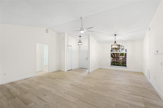Photo - 2202 Cork Oak St W