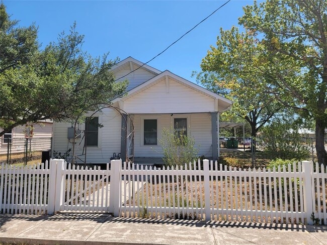 Photo - 209 N 1st St