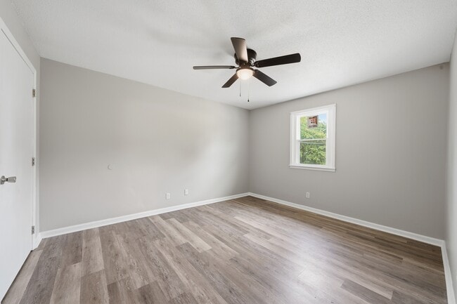 Photo - Lakeside Manor Apartments