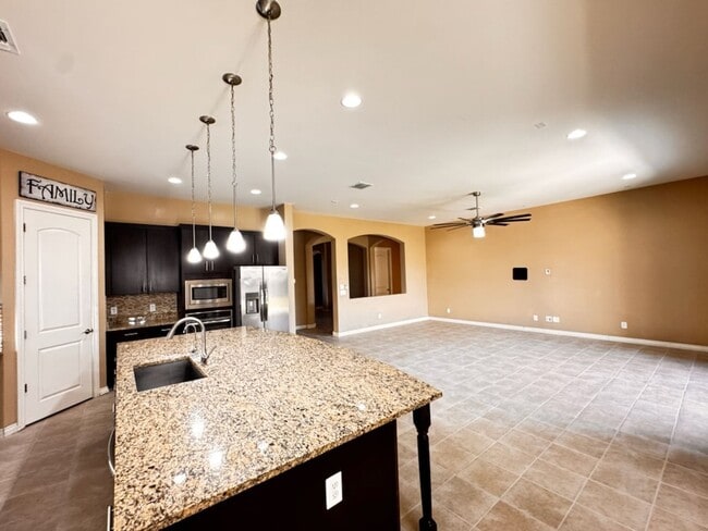 Photo - 4 Bedroom + den energy efficient Hamilton High
