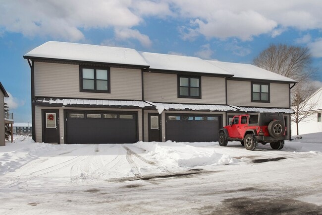 Building Photo - Spacious 2 Bed/2 Bath Condo in Prime Location Unit 300