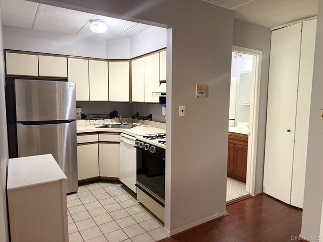 Building Photo - 67-03 242nd St Unit 2FL