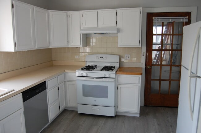 KITCHEN - 2011 W Fargo Ave Unidad Apt 3