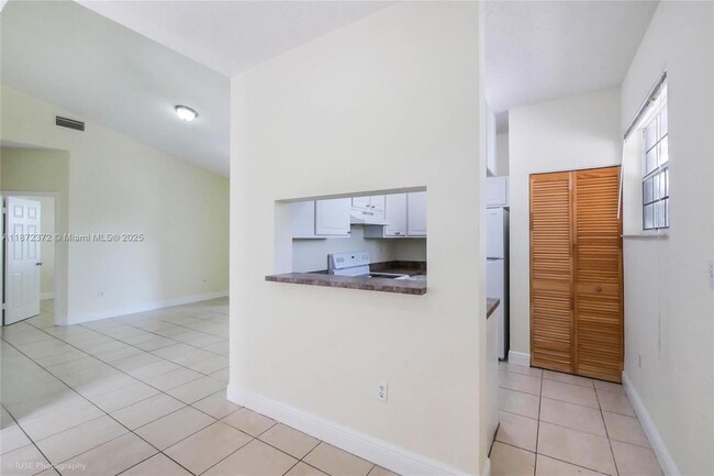 Building Photo - 1941 NW 96th Terrace Unit 8L