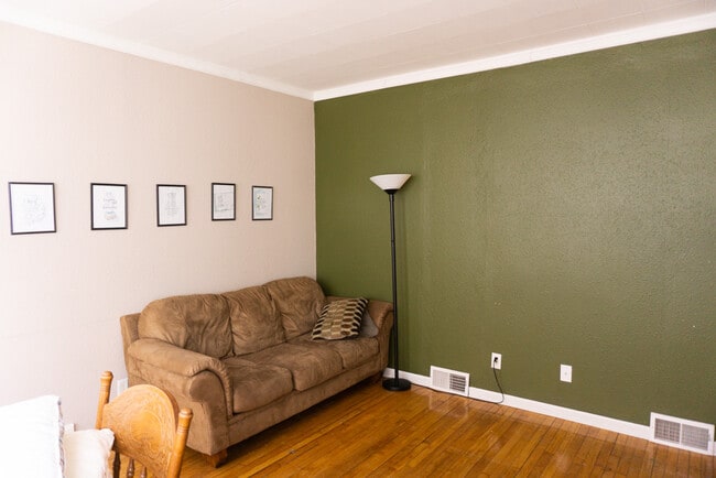 Dining & living space facing west - 622 End Ct Unit 622 End Ct
