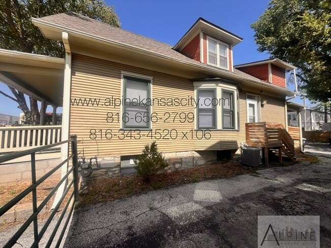 Photo - Cute HOUSE in Gillham Plaza, Gated Off Street Parking!