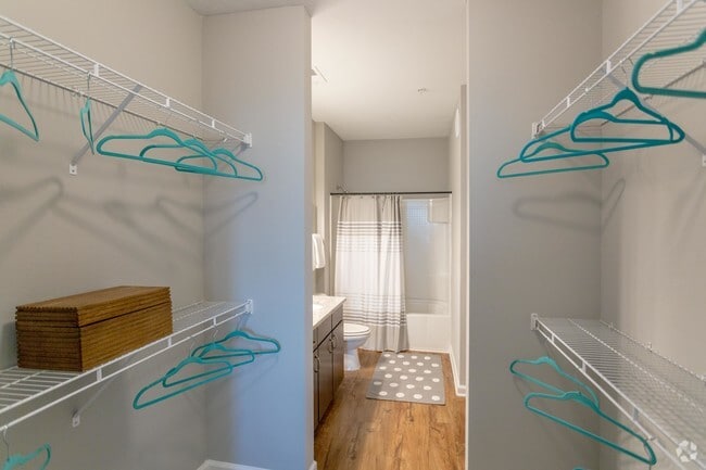 2BR, 2BA - 1088 SF - Closet