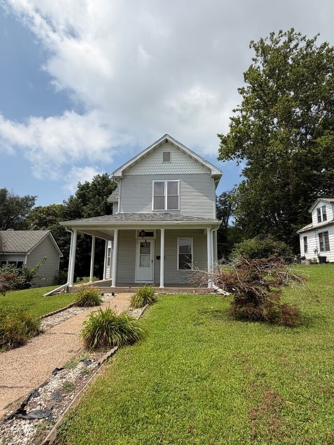 Building Photo - Well maintained 3-bedroom 2-bathroom single family home with detached 2-car garage