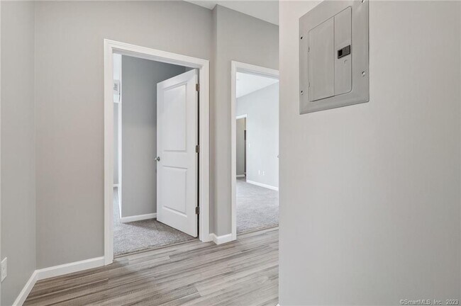 Building Photo - 10 Steele Blvd Unit 202 Rental