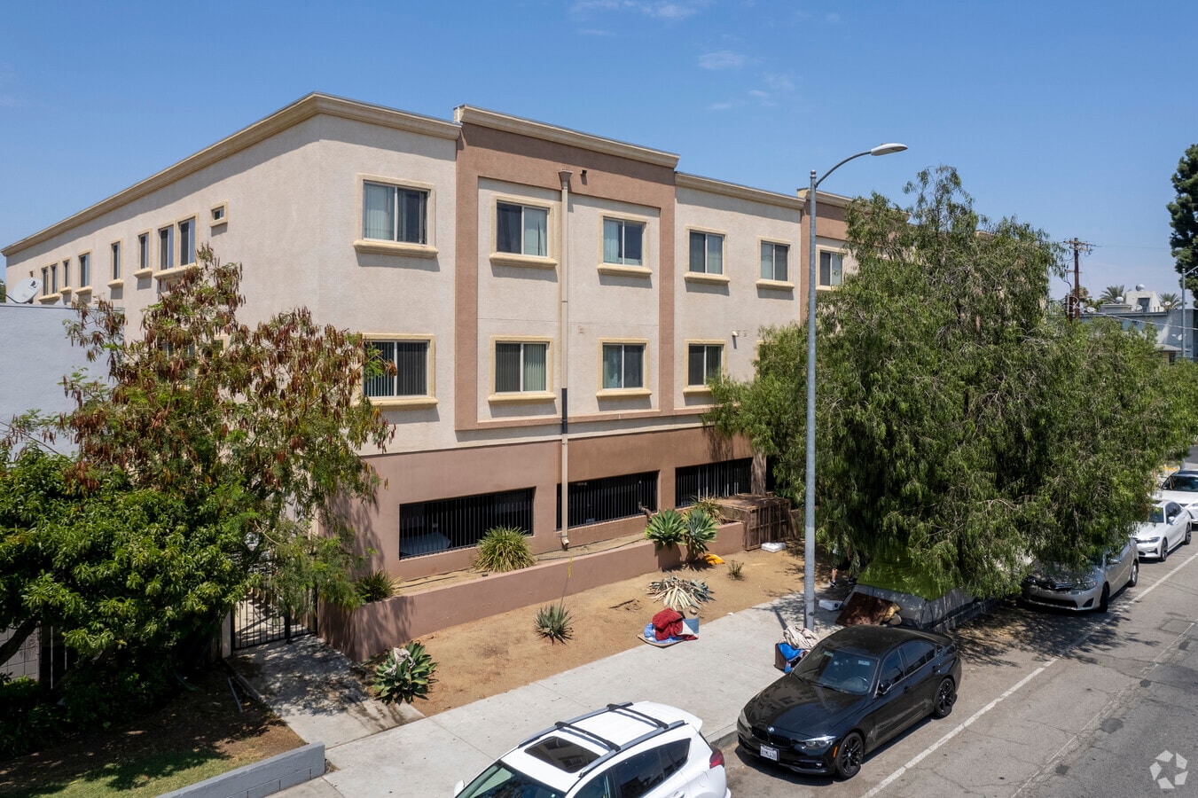 7061 Woodman Ave - Woodman Plaza