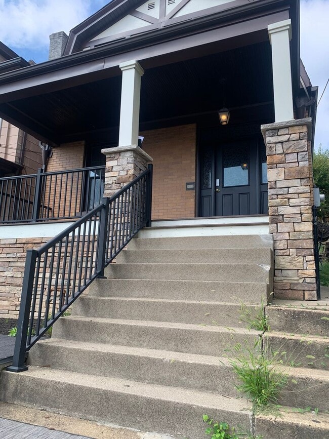 Building Photo - 3 Bedroom Single Family Home with Garage in Mount Washington!