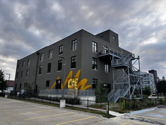 Building Photo - 319 SW 5th St Unit Suite 300