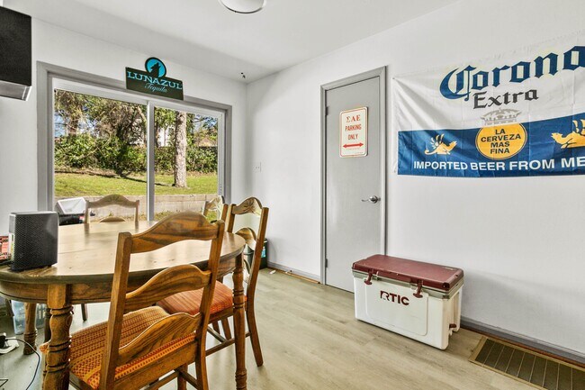 Photo - 2411 Blossom St