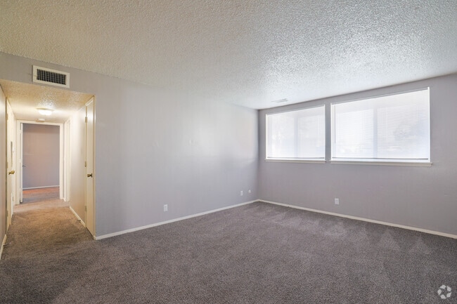 2BR, 2BA - 913SF