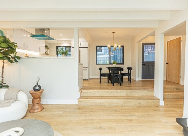 Photo - 30+ Day Fully Stylishly furnished & Tastef...