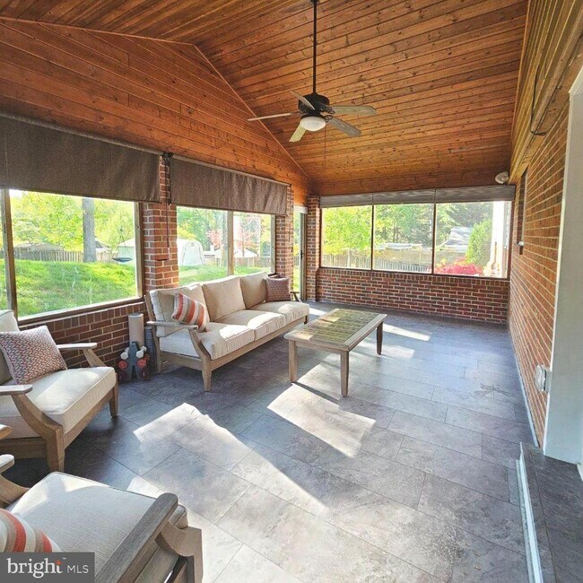 Photo - 7433 Grace St