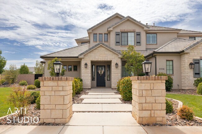 Photo - Gorgeous 5 bed 4 bath with AWESOME BACK YA...