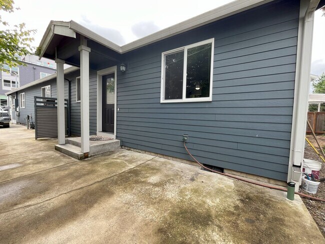 Photo - Charming SE Bungalow 3 Bed 2 Bathroom with Washer & Dryer Unit #B