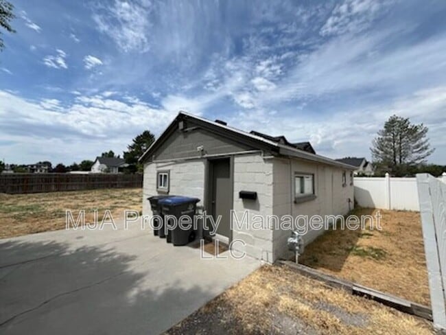 Building Photo - 11164 S Temple Dr