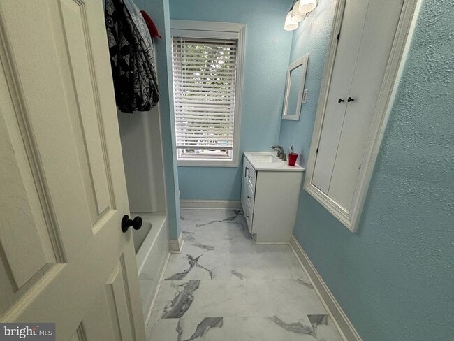 Photo - 130 E 4th St