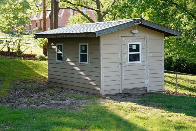 Photo - AVAILABLE NOW - Fully Updated 4 Bed / 2 Bath in Gladstone – Open Floor Plan + Large Fenced Yard!
