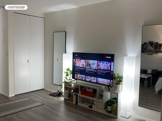 Photo - 350 W 50th St