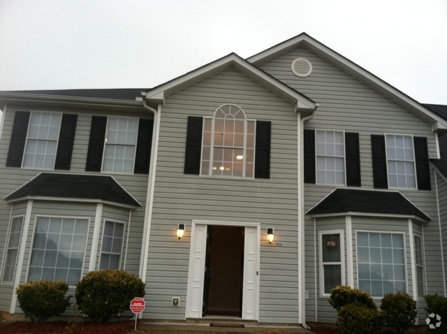 Building Photo - Gigantic 5 Bed 3 Bath Lithonia Home!