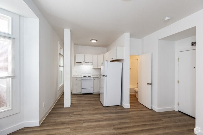 Studio, Large - 425SF - Living