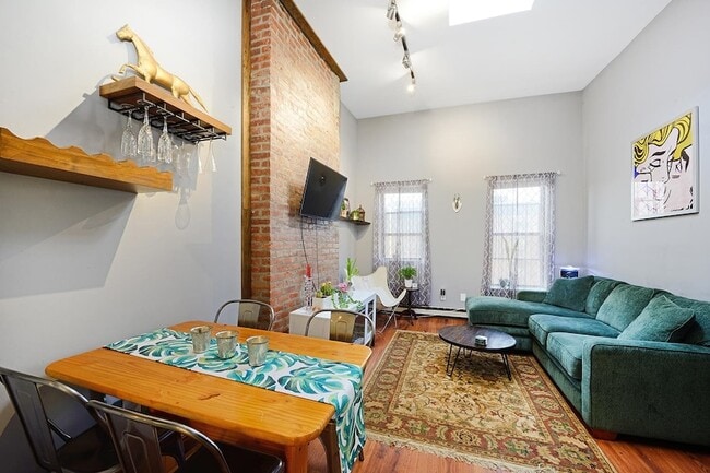 Photo - 203 Madison St