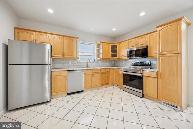 Photo - 271 Monroe St