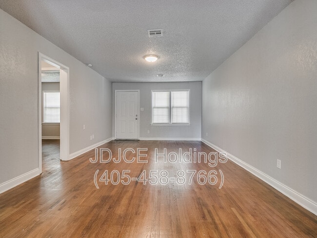 Photo - 122 W Marshall Dr