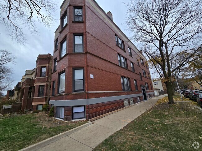 Building Photo - 4704 N Leavitt St Rental