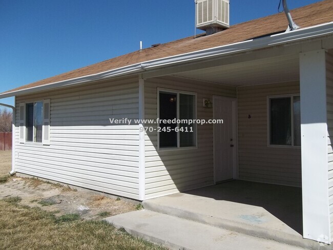 Building Photo - Updated Townhome - 3 bedroom 2 bath