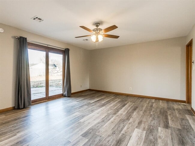 Photo - 421 Foreman Ave